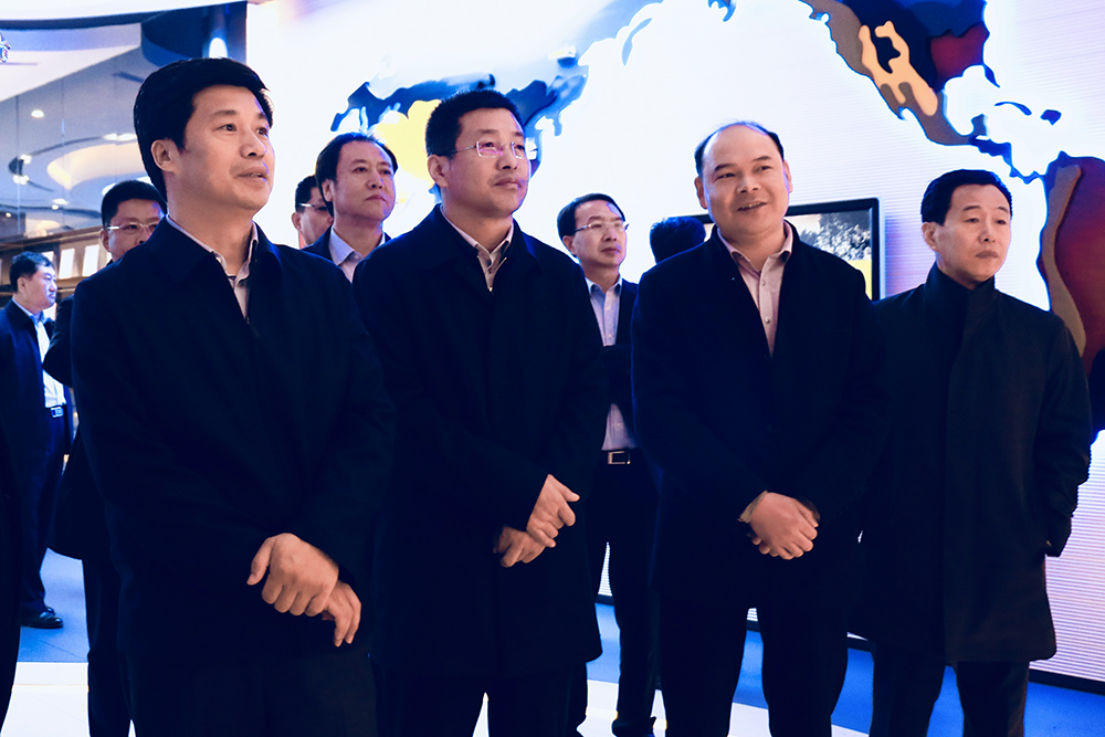 金育森副省長(zhǎng)一行查看公司展開的國(guó)際合作介紹.jpg 金育森副省長(zhǎng)一行查看公司展開的國(guó)際合作介紹.jpg